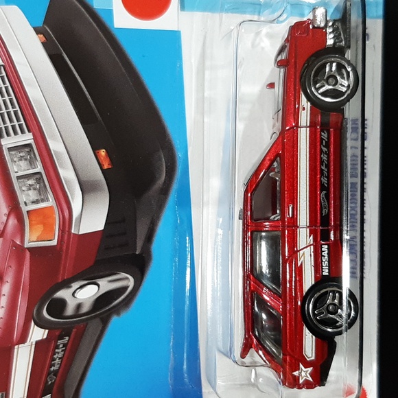 Hot Wheels - Nissan Maxima Drift Car - HW J-Imports 4/10 - HKK65 - Carta Corta - Blu - Mattel 2023 - Modello Da Collezione Non Guidabile - 4